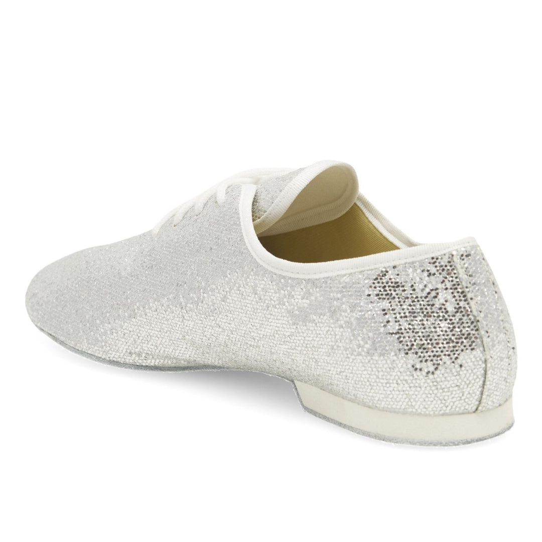 Die JZE79 So Danca Jazzschuhe in Silber von Rumpf verfügen über silbernen Glitzer, ein Schnürdesign und einen niedrigen Absatz von hinten betrachtet.